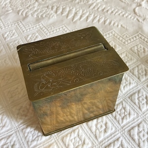 Vintage Etched Brass Scatola di sigarette. Disegni incise in stile orientale sui lati. Ha pezzi di set corrispondenti.