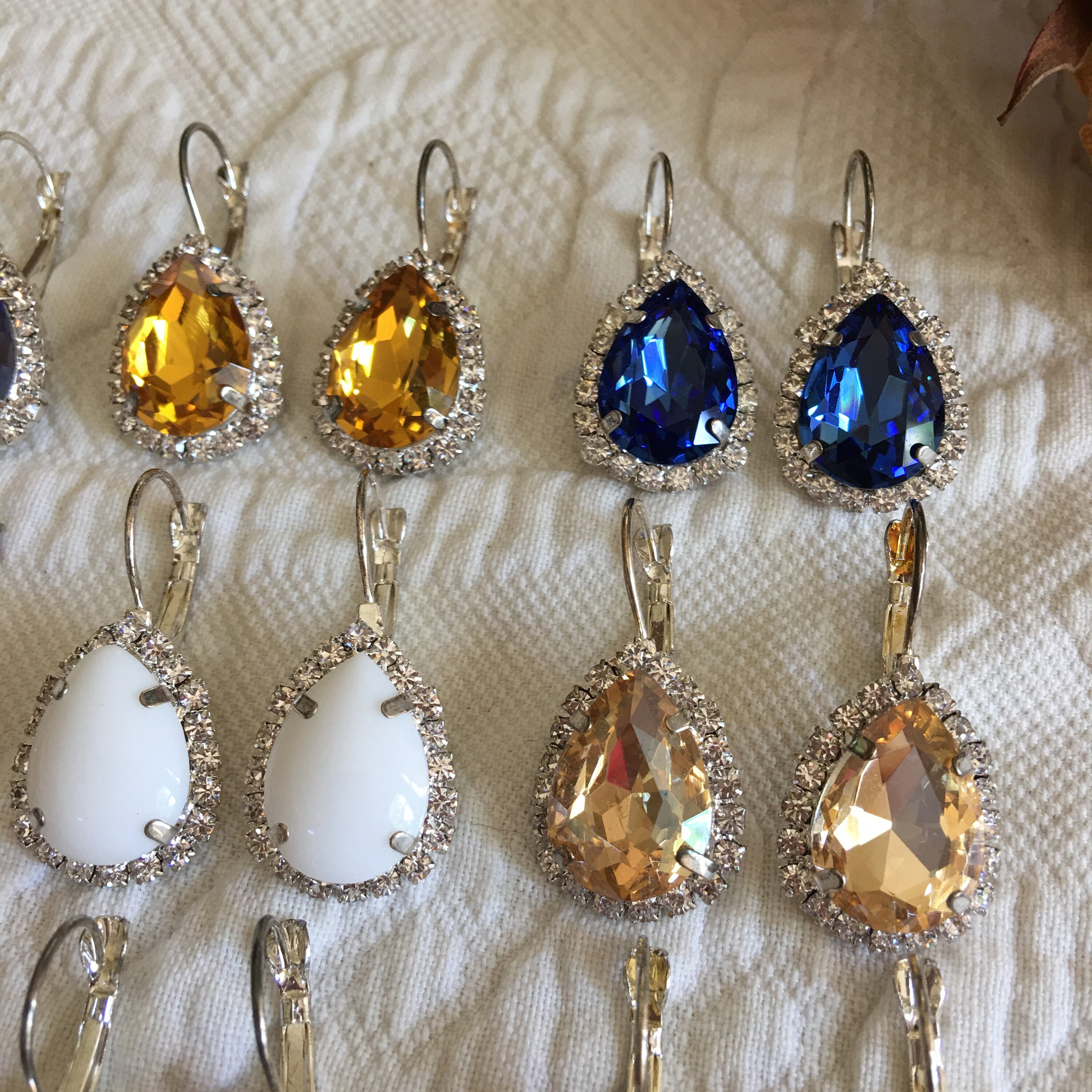 ハンドメイドのピアス。お好きな色をお選びください。ラインストーンの