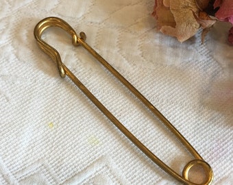 Vintage Skirt or Kilt Pin. Gold Brass Large Skirt or Kilt Pin. Wear on Coat or Jacket.