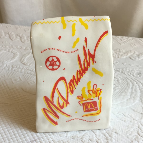 millésime 1985 McDonald's Porcelain Sack Bank. Bouchon en caoutchouc en bas pour contenir de l'argent. Grande banque de collection. Blanc avec rouge et jaune.