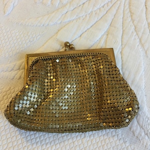 Vintage Whiting and Davis 2684 Gold Mesh Coin Purse with Grosgrain Salmon Lining. Twist Snap Latch.