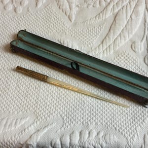 Antieke parelmoeren dippen met gouden uiteinde. Houten etui voor een dippen. Prachtig Victoriaans verzamelobject. Geweldig voor display of voor gebruik.