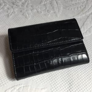 Cartera vintage negra de imitación de piel de caimán con dos lados. Un lado con cierre a presión, foto, 7 tarjetas, 4 compartimentos y monedero. Monedero con cierre a presión en el otro.