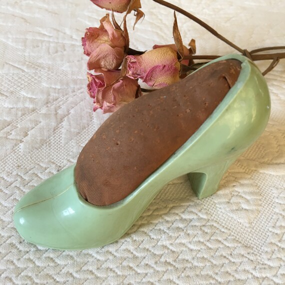 Vintage grün Kunststoff-Schuh-Nadelkissen. Alten Nadelkissen in einem grünen Kunststoff High Heel Schuh. Braune oder grüne Stoffbespannung Nadelkissen