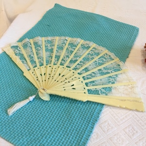 Abanico vintage de encaje de plástico blanco cremoso. Abanico femenino para disfrazarse o llevar en el bolso.