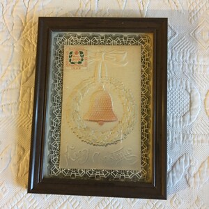 Antik 1908 Rotes Kreuz Weihnachtssiegel Kranz mit Glocke. Zweites Siegel vom Roten Kreuz ausgestellt. Ein fröhliches Weihnachtsfest. American National Rotes Kreuz.