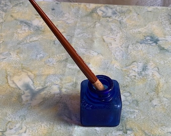 Tintero azul cobalto vintage y 97 E. Faber, pluma Peer Quill o pluma de inmersión con sección de sujeción de corcho. Tintero cuadrado azul cobalto de 2 onzas.