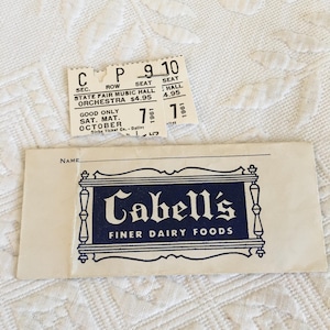 Jahrgang 1961 State Fair Music Hall Orchester Ticket Stubs, Dallas, Texas, Sat. Matt. 7. Oktober, in Cabell's Finer Dairy Foods Umschlag.