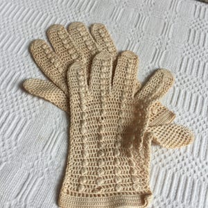 Vintage Crocheted Gloves in Cream Color. Ball Button at Wrist. French Pattern, Size S. Made in Lebanon. Handmade Stretch Dressy Gloves.