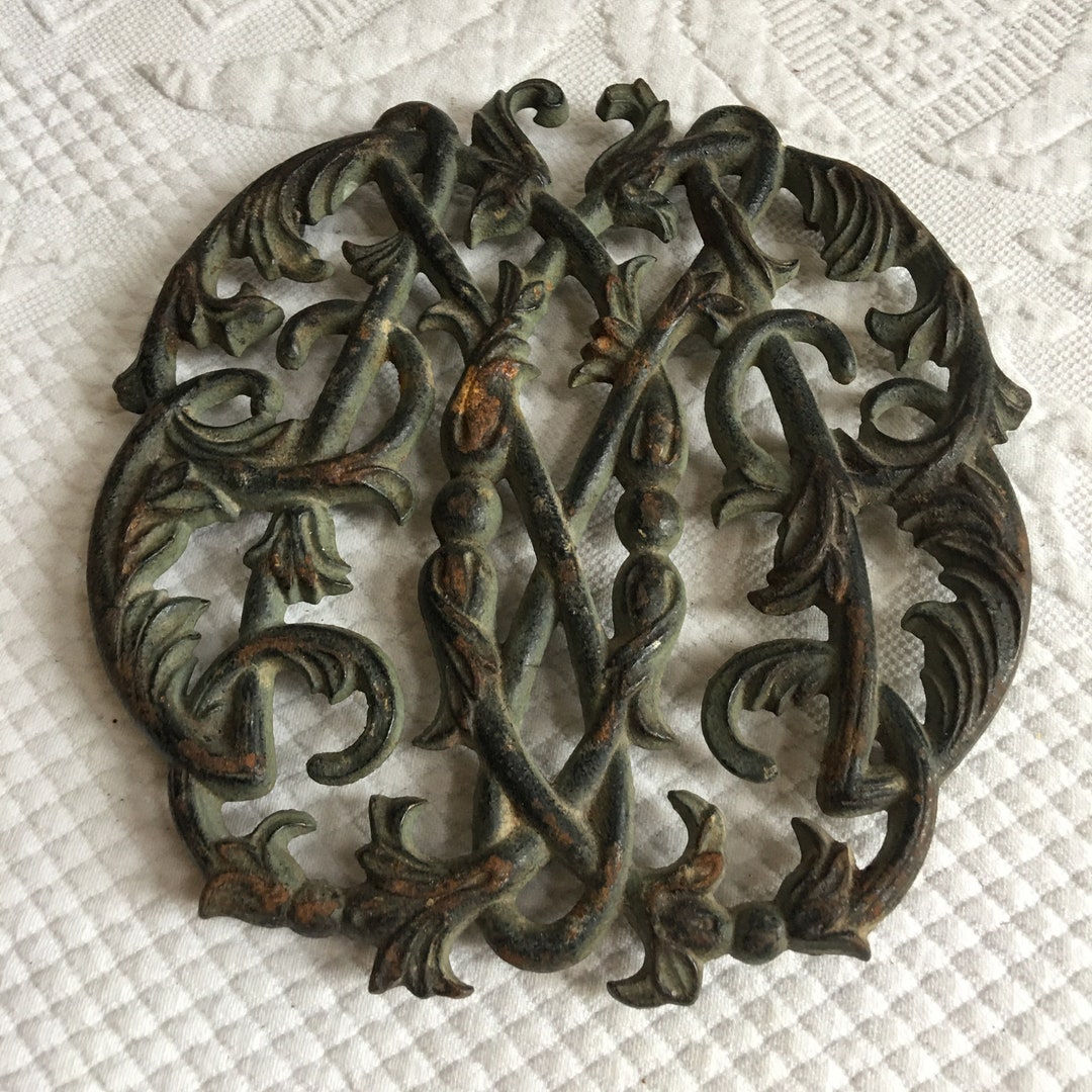 Vintage 1950s Colonial Williamsburg Trivet. 4 Feet on This Old Cast