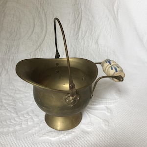 Vintage Brass Dutch Helmet Coal Bucket Scuttle with Blue and White Ceramic Handle. Lion Heads Under Top Handle. Heavy Brass Bucket.