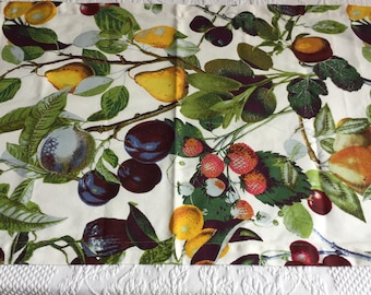 Tischdecke im Vintage-Stil mit Obst- und Blättermotiv aus 100 % Baumwolle. Rundum ein Zoll Saum. Birnen, Kirschen, Feigen, Erdbeeren, Pflaumen. 40,6 x 182,9 cm.