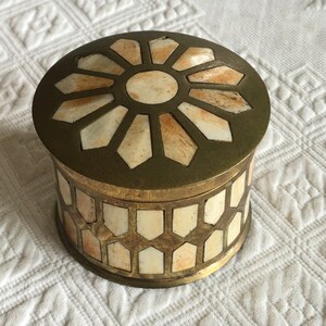 Vintage Inlaid Brass Round Dresser Box. This Box is Beautiful. Great for a Man or Woman.