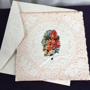 Choisissez 1 carte de voeux victorienne faite main. 1997 Tissu satiné pêche moiré, coeur en coton, dentelle 4 voeux écrits à la main. Couches de dentelle de papier.