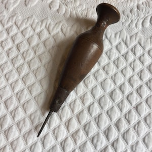 Antike gedrechselte Holzahle mit Metallspitze. Wunderbare Formgebung in antikem Werkzeug. Verwenden, um Löcher in Handwerk Projekte zu machen.