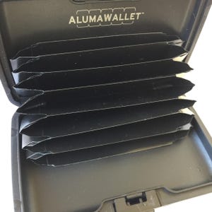 Cartera vintage de aluminio azul real para guardar tarjetas de crédito y efectivo. Protege las tarjetas de crédito contra robos cibernéticos. Ideal para viajar o para cualquier ocasión.