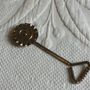 Vintage Pie Crust Dough Edge Crimper Cutter Tool. Silver Rolling Shaper Cutter for Pie Edges.