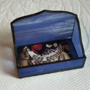 Tarjetero/expositor vintage para tarjetas de visita, caja de vitral para mostrador. Vitral azul y blanco con ribete de plomo negro.