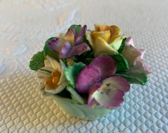 Mini fleurs vintage Coalport Bone China dans un bol. Angleterre. Bol miniature en forme de feuille de chou vert avec fleurs jaunes, roses, violettes, bleues et blanches.