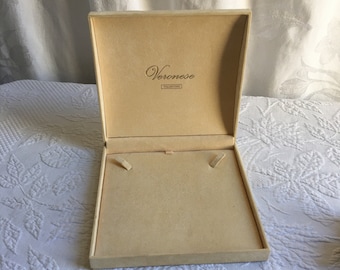 Vintage Veronese collectie ketting sieraden presentatiedoos. Crème fluweel gevoerde suède buitendoos met koepelvormig deksel. Lus- en gevoerde clips,