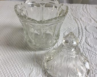 Vintage Heisey Bonbonglas mit spitz zulaufendem Deckel. Ideal für Badeöl oder Wattebällchen, perfekt für Badezimmer oder Kommode.