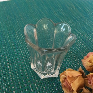 Vintage Heisey Fluted Toothpick With Sunburst on Bottom. Petal Scalloped Top Edge. A Lovely Elegant Toothpick Holder.