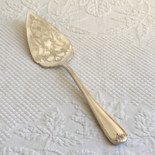 Vintage Gorham Heritage Server. Silver Plate Cake Dessert Server. Heavy Weight Etched Designs with Elegant Handle.