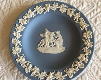 Vintage 1984 Wedgwood Blau & Weiß Kleiner Teller. Anzeige oder Verwendung für eine Trinket-Schale mit formgeformten Details. Angebot für One Plate.