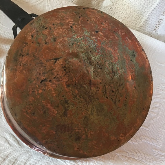 アンティークな、大きなサイズの手打ち銅鍋。装飾的なハンドルが付いた