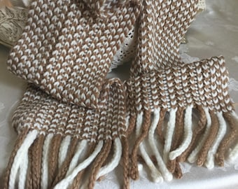 Vintage Nine West gebreide wintersjaal met gevlochten franjes in beige en wit. 100% acryl zacht garen.
