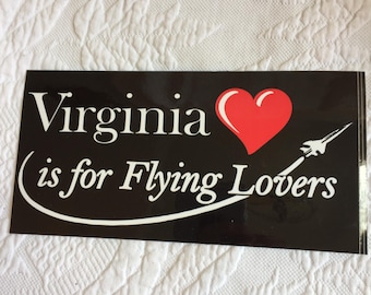 Adesivo vintage "Virginia is for Flying Lovers". Perfetto come adesivo per paraurti, per la camera da letto, l'ufficio o il luogo di lavoro.