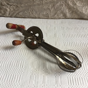 Antique Hand Egg Beater. 1950s High Speed Super Center Drive Beater. Great for a Vintage Kitchen Display.