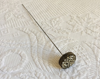 Alfiler de sombrero victoriano, alfiler de sombrero dorado con filigrana de diamantes de imitación. 27 diamantes de imitación en la parte superior de los lados de filigrana dorada. Alfiler de sombrero de 10" de largo.