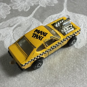 Vintage 1973 Matchbox Yellow Diecast Maxi Taxi by Lesney Prod. & Co. Made in Hong Kong. Rola-Matics Maxi Taxi #72.