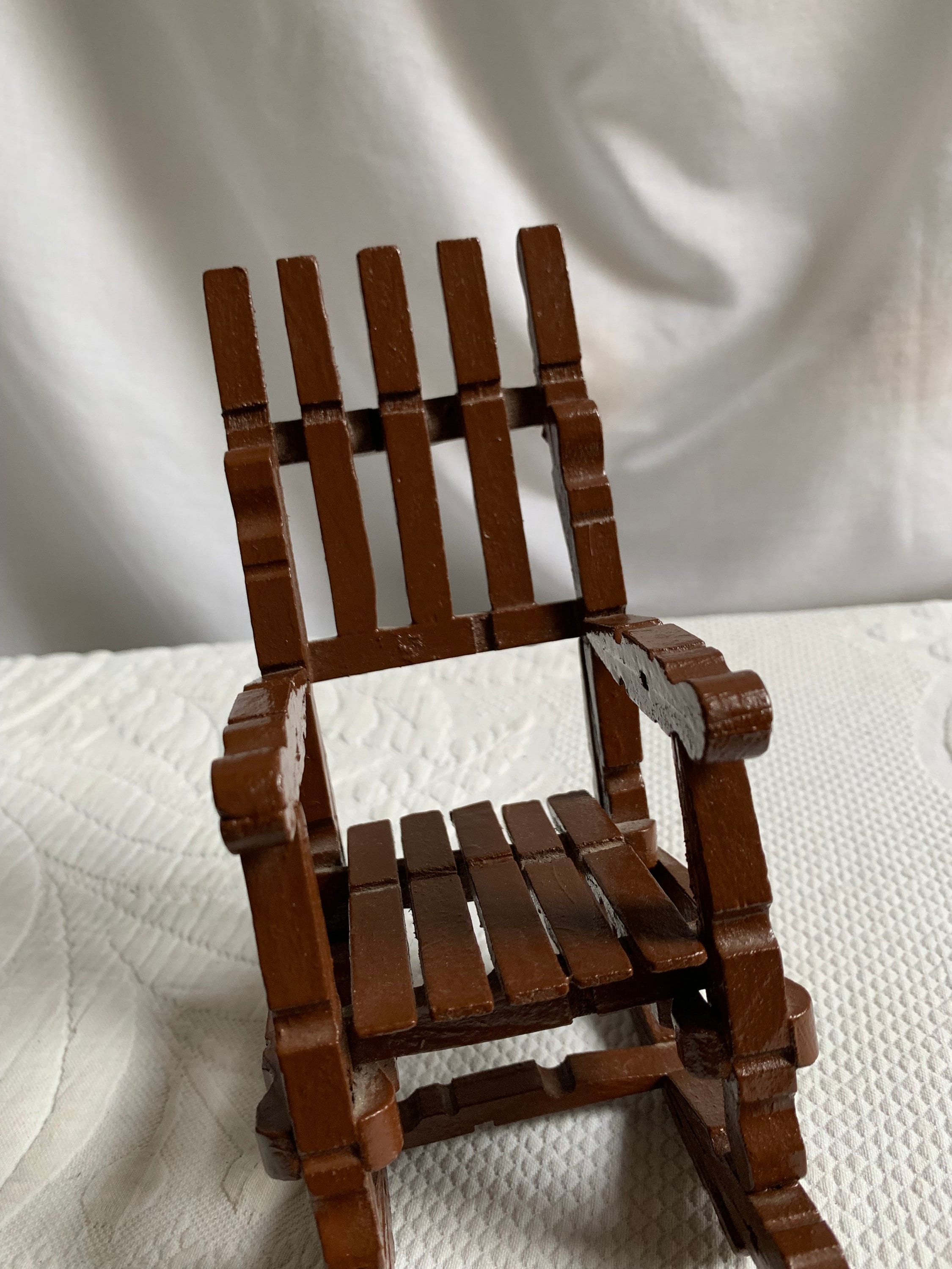 ビンテージの洗濯ばさみ人形用ロッキングチェア。小さな人形用の茶色に