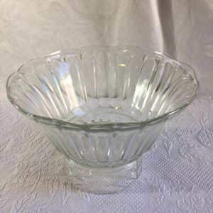 Ponchera vintage de cristal transparente. Bordes estriados con diseño de rayos de sol en la base. Borde superior ligeramente festoneado.