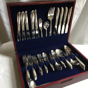 Vintage Wildwood immer 9 Gedecke Silverplate Wm.A Rogers Oneida Silver Plate Besteck. 64 Stück Florales Design Diagonal Swirl Lines.