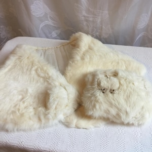 Étole vintage pour fille en fourrure de lapin blanc avec décoration de boule et crochet sur le devant. Doublure en satin. Manchon assorti avec deux petits animaux.