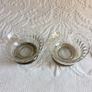 Vintage geriffelte Servierschale mit Silberplattenbasis und Pressglas-Designs am Boden der Glasschale. Paar koordinierende Servierschalen.