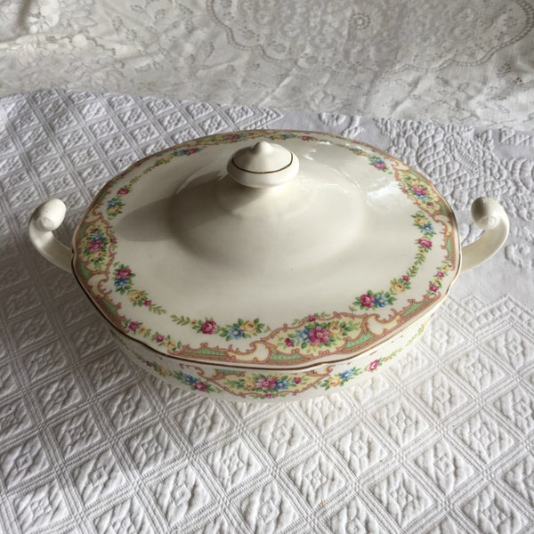 Casserole de légumes en céramique vintage Plat de service. Bordure de bord de fantaisie peinte à la main avec des fleurs. Poignées et bouton tournés vers le haut.