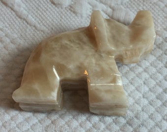 Éléphant vintage sculpté en marbre. Petit éléphant en marbre beige. Coffre cassé mais toujours charmant. Idéal pour l'affichage miniature.