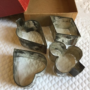 Vintage Metall Kartenspiel-Ausstechformen. Herz, Karo, Pik und Kreuz. Starke Metall Extra Dicke Ausstechformen. Ideal für den Gebrauch oder das Display.