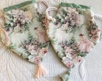 Retícula de algodón y seda hecha a mano con tela de ballet diseñada por artistas, banda de seda verde, espalda. Forro de seda blanco o rosa. Cordón y borla.