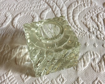 Pozo de tinta de cristal transparente vintage. Tintero de vidrio transparente V y M en la parte inferior con diseño en medio. Diseños estriados en espiral en vidrio.