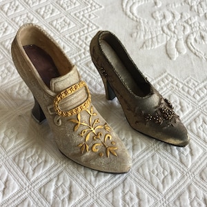 Figura de zapato vintage. El listado es para un zapato en miniatura. Zapato victoriano de fantasía compuesto con hebilla dorada. Zapato de tela plástica y cuentas.