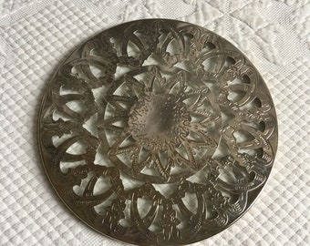 Vintage zilveren plaat en glazen onderzetter. Opengewerkt ontwerp met geëtste details. Leuk voor op het aanrecht of op tafel.
