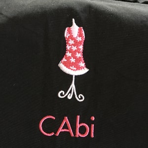 Sac à vêtements CAbi Sac à vêtements de cabine. Se range dans le compartiment supérieur de l'avion. Coton 65 Poly 35. Fermeture éclair sur le côté. Poignée en bas.