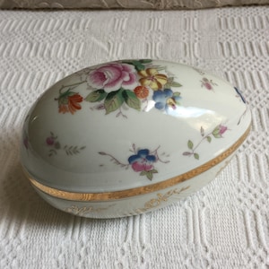 Vintage Keramik Eiförmige Box. Rose und andere Blumen auf der Oberseite der Box, Goldband und Gold Line gezeichnete Blumen auf der Unterseite. Ovale Schmuckschatulle.