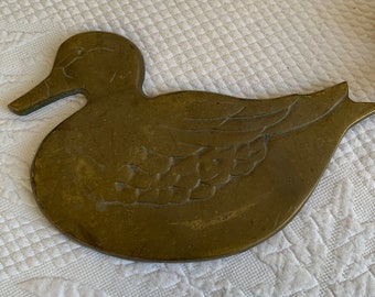 Trivet de pato de latão sólido vintage. Três pés nas costas. Detalhe gravado no Duck Trivet.