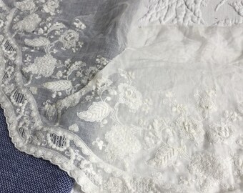 Antiker, transparenter französischer Stickereikragen mit durchbrochenem Netzmuster und zartem Muschelsaum. Wunderschöne Handarbeit. Hübscher Schalkragen.